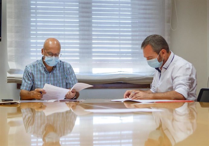 Archivo - El consejero de Cohesión Territorial, Bernardo Ciriza, y el alcalde de Tafalla, Jesús Arrizubieta