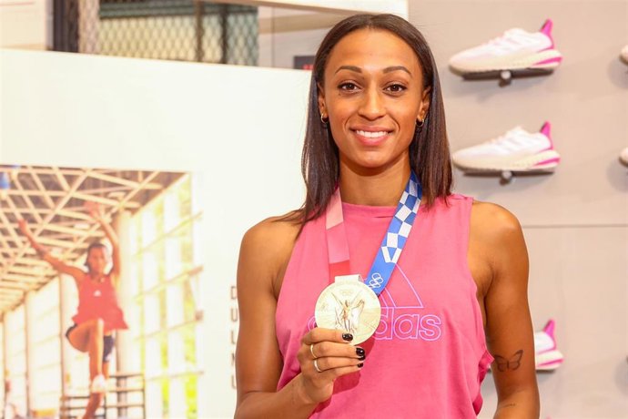 La atleta Ana Peleteiro, posa con su medalla de bronce durante su visita a una tienda de Adidas para celebrar su triunfo en los Juegos Olímpicos de Tokio 2020, en Gran Vía, a 9 de agosto de 2021, en Madrid (España). La atleta gallega, ganó la medalla de