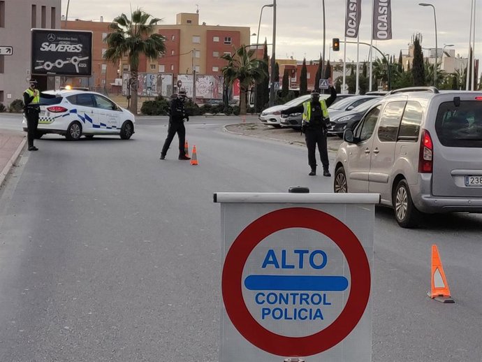 Archivo - Control de la Policía Local para garantizar el confinamiento perimetral en Almería.