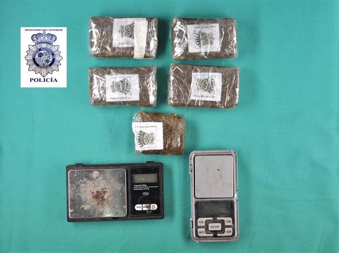 Archivo - Paquetes de hachís intervenidos.