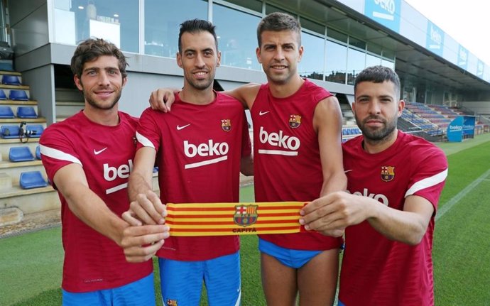 Los nuevos capitanes del FC Barcelona en la temporada 2021/22. De izquierda a derecha; Sergi Roberto (tercer capitán), Sergio Busquets (primer capitán), Gerard Piqué (segundo capitán) y Jordi Alba (cuarto capitán).