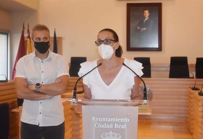 La alcaldesa de Ciudad Real, Eva María Masías, y el concejal de Juventud, Infancia y Deportes, Antonio Gallego, presentando la Feria y Fiestas de Ciudad Real 2021