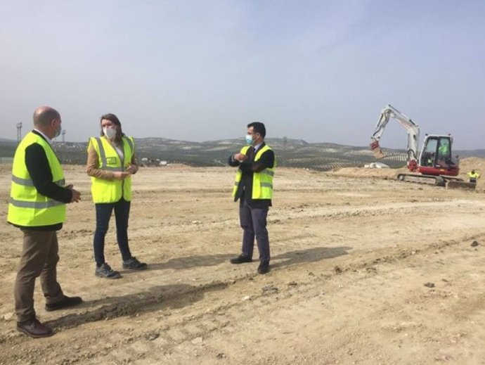 Archivo - Hidalgo (i) en una visita a los trabajos en el segundo vaso del vertedero.
