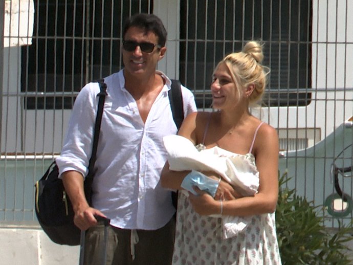 Ivanna Icardi y Hugo Sierra abandonan el hospital con su hija, Giorgia, tres días después del nacimiento de la pequeña.