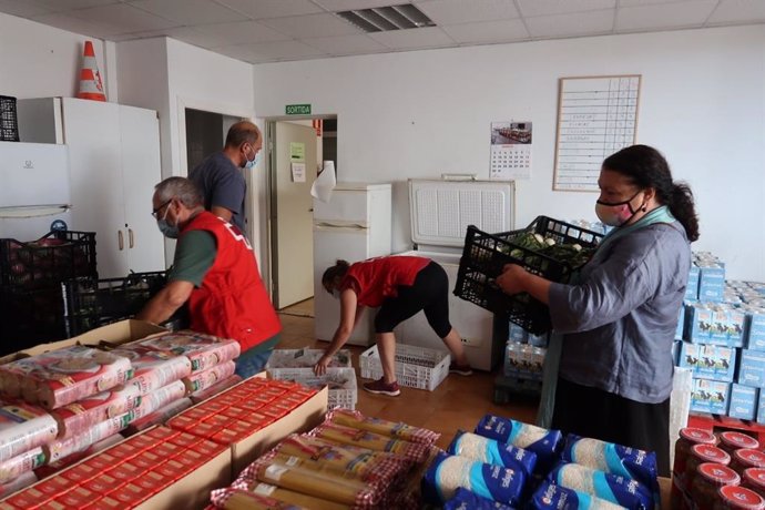 Alimentos para Cáritas y Cruz Roja de Menorca.