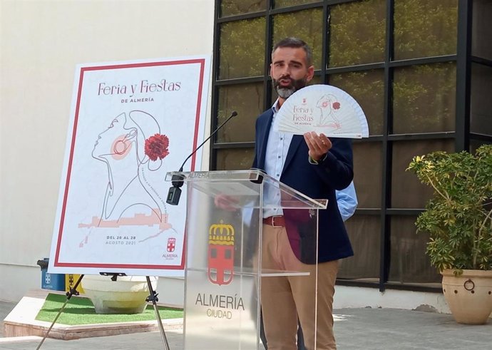 El alcalde de Almería presenta el cartel y el abanico de la Feria de Almería 2021.