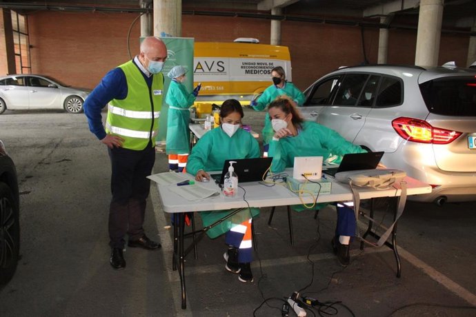 Archivo - Punto de Auto-vacunas del Estadio Nuevo Colombino de Huelva capital.