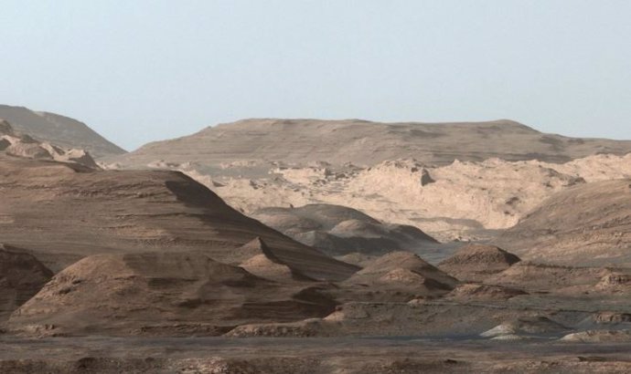 Una imagen tomada por el instrumento Curiosity Rover MastCam muestra rocas sedimentarias en capas que componen el Monte Sharp.
