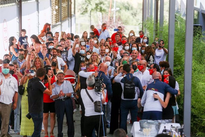 Un grupo de personas recibe a la selección española de fútbol masculino tras su llegada de los Juegos de Tokyo 2020, a 9 de agosto de 2021, en Madrid, (España). Jugadores y cuerpo técnico han aterrizado en el aeropuerto Adolfo Suárez Madrid-Barajas para