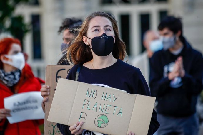 Archivo - Un grupo de personas participa en la sentada ante el Congreso de los Diputados convocada con motivo del Día Global de Acción por el Clima, en Madrid (España), a 25 de septiembre de 2020.