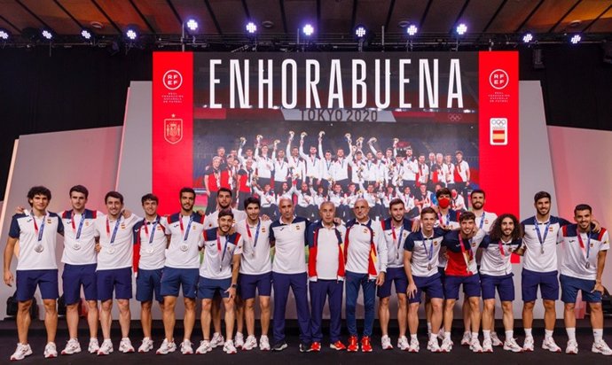 La selección española olímpica de fútbol en su homenaje en la Ciudad del Fútbol de Las Rozas tras conquistar la medalla de plata en los Juegos de Tokio