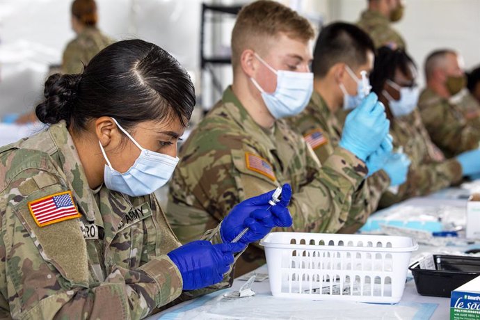 Un grupo de militares estadounidenses en un centro de vacunación en Florida.
