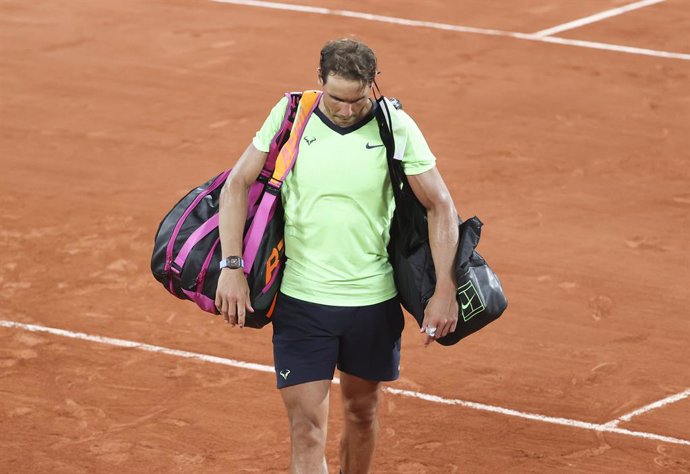 Archivo - Rafael Nadal of Spain leaving the court after his semi-final defeat againt Novak Djokovic of Serbia during day 13 of Roland-Garros 2021, French Open 2021, a Grand Slam tennis tournament on June 11, 2021 at Roland-Garros stadium in Paris, Franc