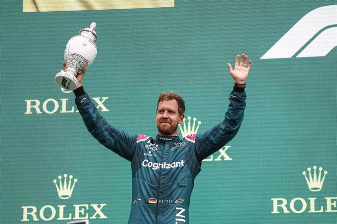 Sebastian Vettel celebra su segundo puesto en el GP de Hungría antes de ser descalificado