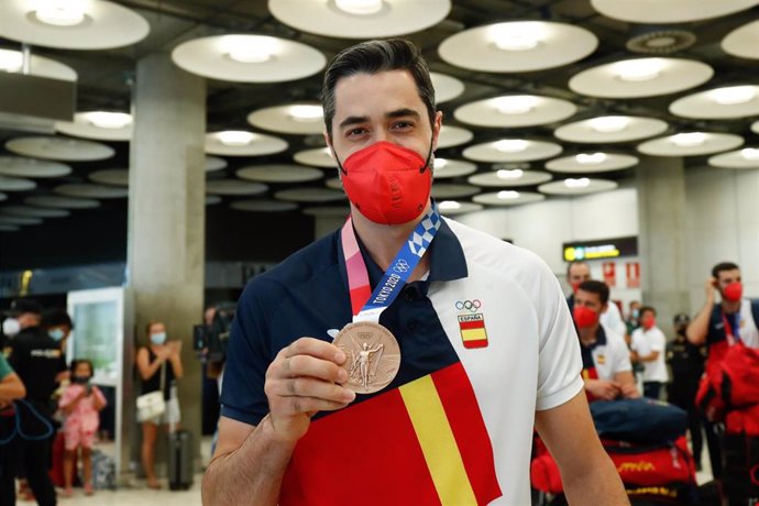 Raúl Entrerríos muestra su medalla de bronce a su llegada a Madrid procedente de los Juegos Olímpicos de Tokio