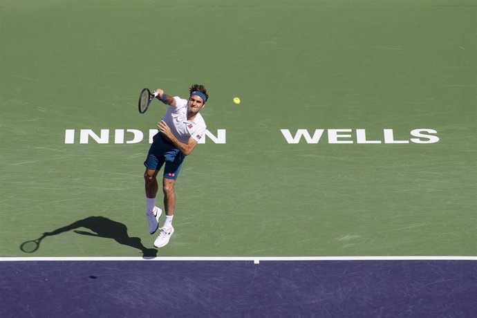 Archivo - El tenista suizo Roger Federer sacando durante Indian Wells 2019