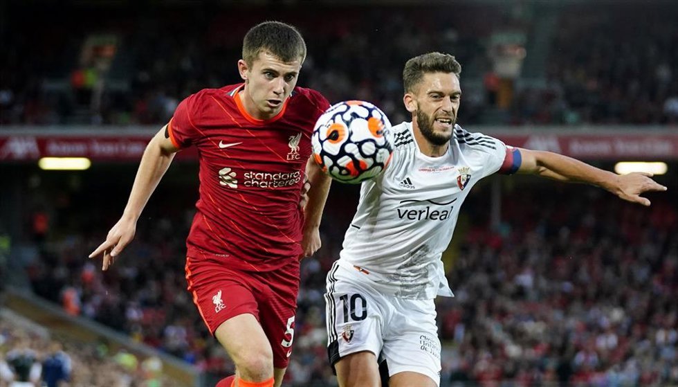 Ben Woodburn y Roberto Torres pelean por un balón en el Liverpool-Osasuna de homenaje a Michael Robinson