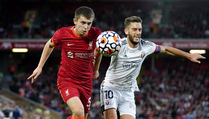 09 August 2021, United Kingdom, Liverpool: Liverpool's Ben Woodburn (L) and Osasuna's Roberto Torres battle for the ball during the pre-season friendly soccer match between Liverpool and CA Osasuna at Anfield. Photo: Peter Byrne/PA Wire/dpa