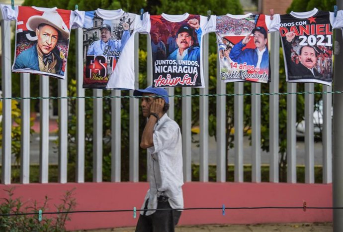 Archivo - Un hombre pasea por las calles de Managua, Nicaragua