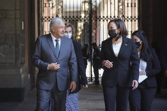 Archivo - El presidente de México, Andrés Manuel López Obrador, y la vicepresidenta de Estados Unidos, Kamala Harris.