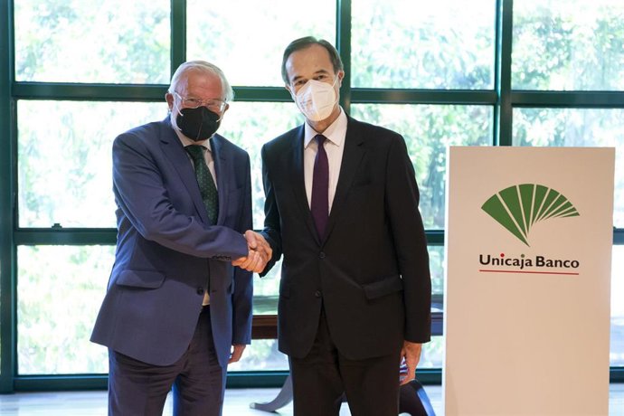 El presidente de Unicaja Banco, Manuel Azuaga (izda), y el nuevo consejero delegado de la entidad, Manuel Menéndez (dcha), anterior CEO de Liberbank, durante la inscripción en el Registro Mercantil de Málaga de la fusión