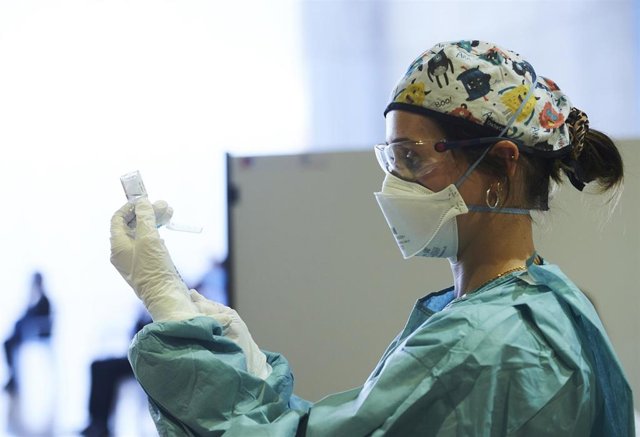 Archivo - Una profesional sanitaria sostiene un vial con la vacuna contra el Covid-19