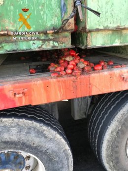 Interceptado un camión que iba vertiendo tomates a la carretera