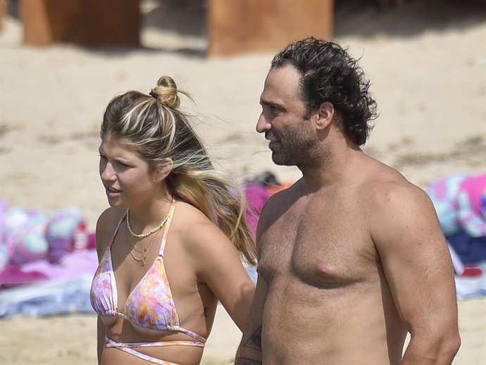 Anita Matamoros y su novio, Nacho Santandreu disfrutan de un divertido, y romántico, día de playa junto a Makoke.