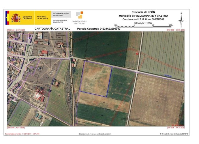 La parcela marcada en azul, propiedad de Adif, sale a subasta por 37.100 euros.