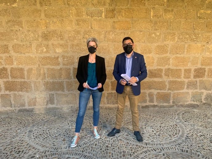 La alcaldesa de Sangüesa, Lucía Echegoyen, junto al director general de Administración Local y Despoblación, Jesús Mari Rodríguez