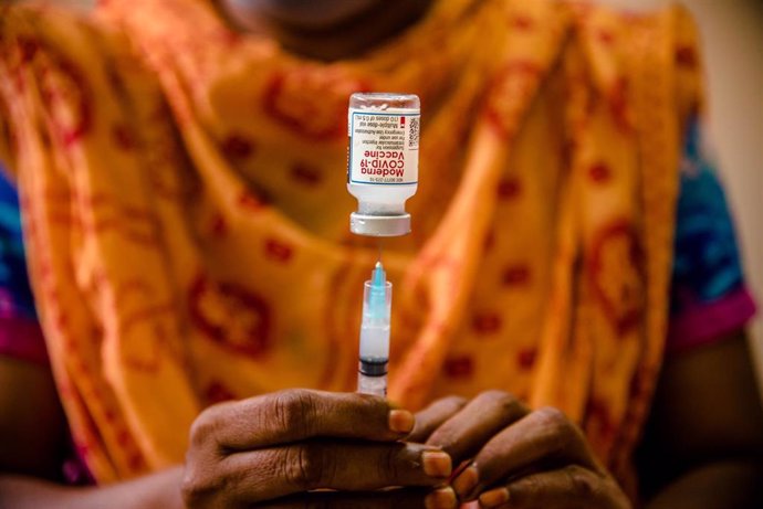 09 August 2021, Bangladesh, Barishal: A health worker prepares a jab of Moderna COVID-19 coronavirus vaccine during a mass vaccination campaign. Photo: Mustasinur Rahman Alvi/ZUMA Press Wire/dpa