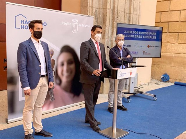 Foto de archivo de la presentación de las ayudas de hogar en las que colaboran las organizaciones sin ánimo de lucro Cruz Roja, Cepaim, La Huertecica, Accem y Red Madre.