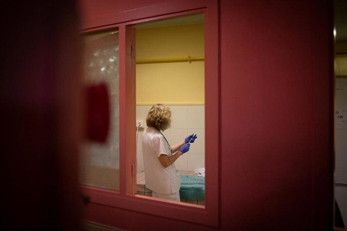 Archivo - Una sanitaria prepara una dosis de la vacuna (Archivo)