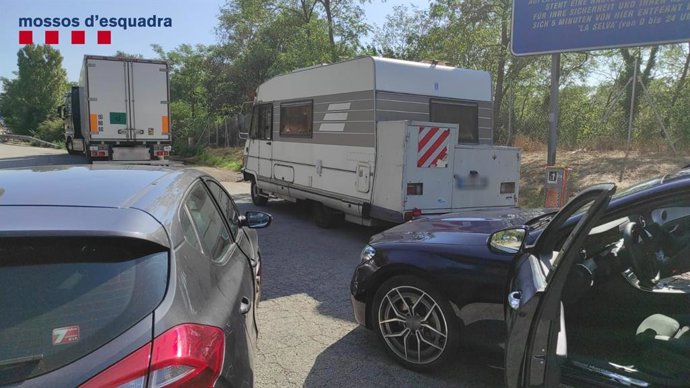 Los Mossos detienen tres hombres en Girona presuntamente por dos hurtos en áreas de descanso de la AP-7