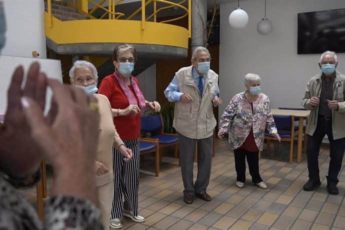 Archivo - Varios ancianos en una de las salas de la Residencia de mayores de Carballo, a 19 de junio de 2021, en A Coruña, Galicia (España). 