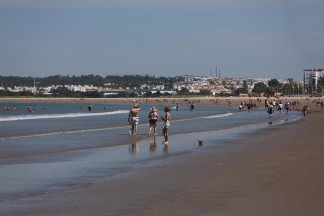 Archivo - La playa de la Valdelagrana en el Puerto de Santa Mária, (Cádiz), en foto de archivo.