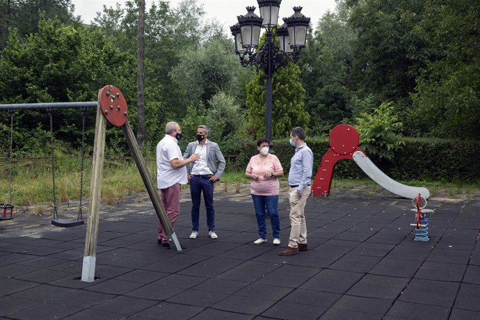 El Vicepresidente Y Consejero De Universidades, Igualdad, Cultura Y Deporte, Pablo Zuloaga, Visita El Parque Infantil De Cotillo