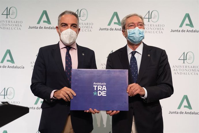 Los consejeros de la Presidencia, Elías Bendodo, y de Transformación Económica, Rogelio Velasco, en la rueda de prensa del Consejo de Gobierno de 3 de agosto, que aprobó el decreto-ley de creación de la Agencia Trade. 