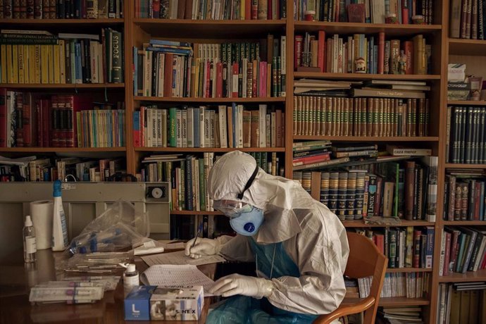 Archivo - A volunteer of the Spanish NGO Open Arms prepares PCR tests for the detection of coronavirus at a nursing home during the state of alarm declared by the Government to stop the spread of the new virus, Barcelona, Spain, April 15, 2020. ( Santi P
