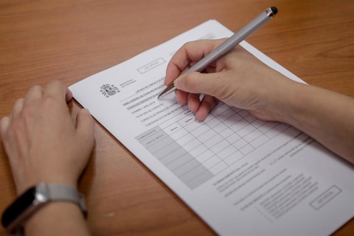 Archivo - Una rastreadora rellena el formulario de recogida de datos de contactos estrechos de Covid-19 (archivo)