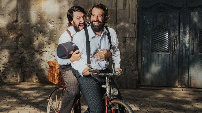 La obra 'El bon policia', de Santiago Rusiñol, dirigida e interpretada por Ricard Farré y Arnau Puig.