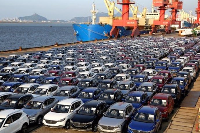 Imagen de vehículos en un puerto.