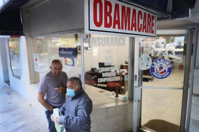 Archivo - Cartel de 'Obamacare' en un local de Miami, Florida