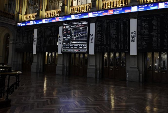 Archivo - Valores del Ibex 35 en los paneles de la Bolsa de Madrid, a 17 de junio de 2021, en Madrid (España).