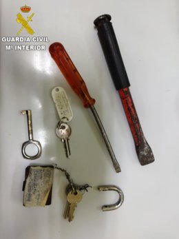 Efectos ocupados a los dos detenidos.