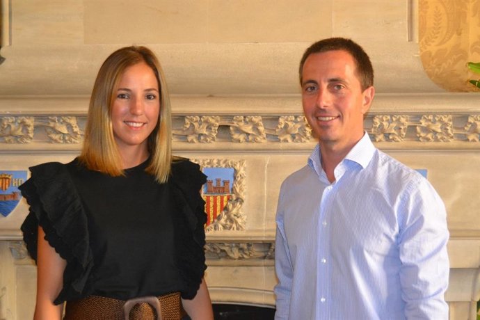 La portavoz adjunta del PP en el Consell de Mallorca, Antnia Roca, y el portavoz del PP en la institución insular, Lloren Galmés