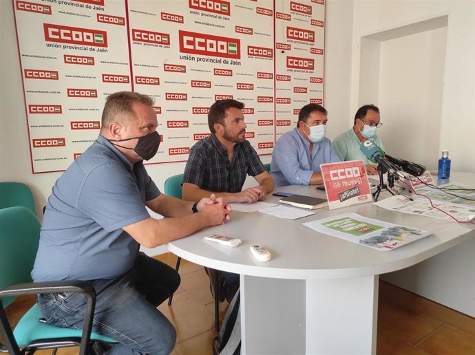 Responsables de CCOO informan sobre la vendimia francesa 2021.