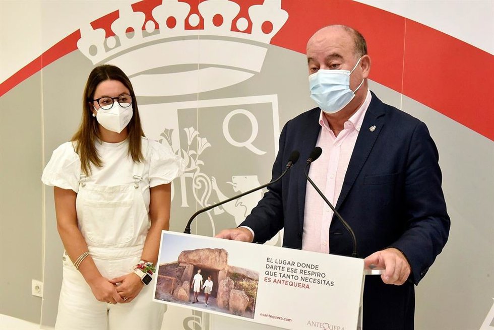 El alcalde de Antequera (Málaga), Manuel Barón, y la teniente de alcalde delegada de Cultura, Ferias, Tradiciones y Juventud, Elena Melero, en rueda de prensa