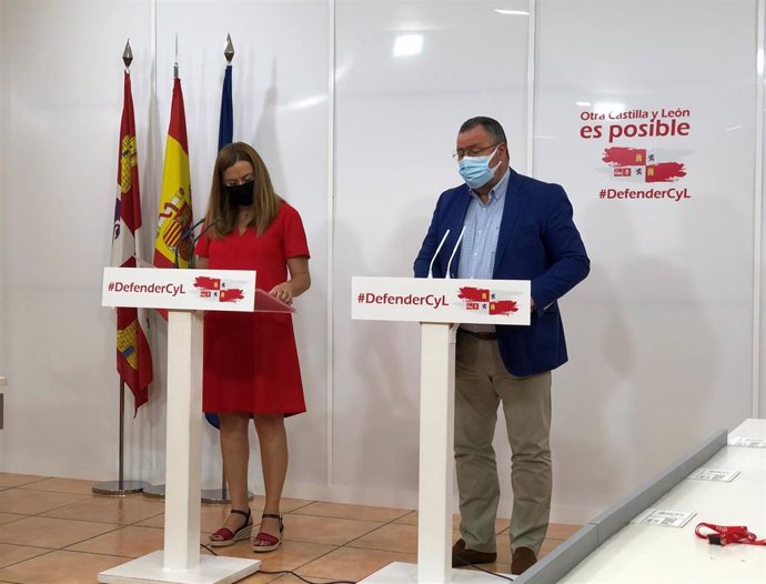 Eduardo Morán comparece en la sede del PSOECyL con su vicesecretaria general, Virginia Barcones.