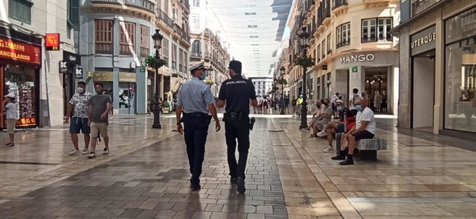 Un agente de la Policía alemana patrulla la ciudad a pie junto a un policía nacional